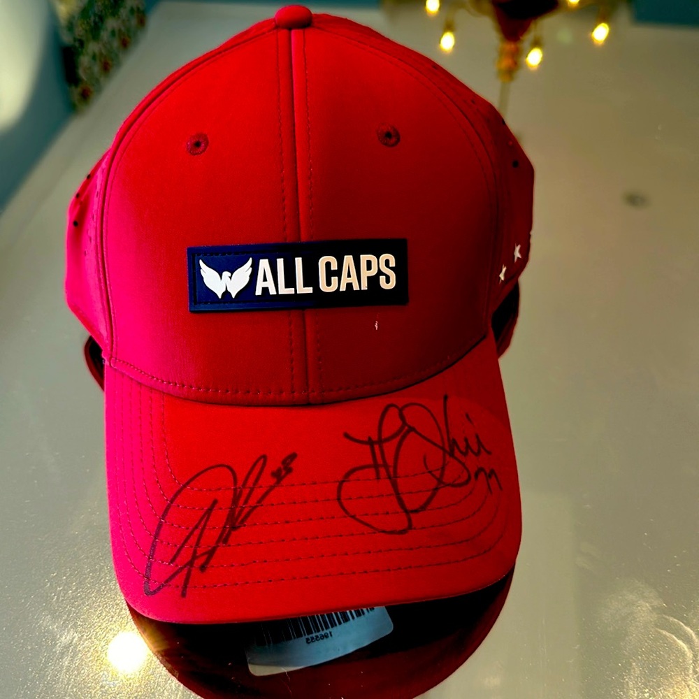 Very rare item! Washington Capitals memorabilia hat, signed by 2 Oshe and Strome